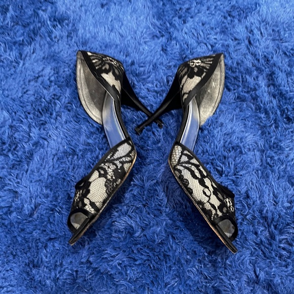 Stuart Weitzman Elegant Black and Cream Lace Heels - Picture 7 of 10